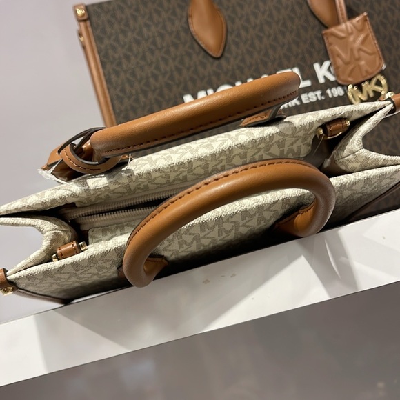 MICHAEL KORS
Mirella Small Logo Crossbody Bag
Vanilla
NWT - Picture 8 of 16